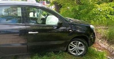 Nietrzeźwy kierowca wjechał samochodem do rzeki szybka interwencja legnickich policjantów