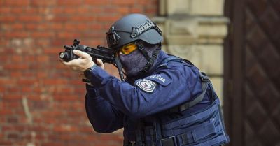 Radiowozy na sygnałach, alarmy i wycie syren... Antyterroryści w akcji... Atak na uczelnię w Legnicy...