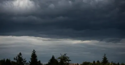 IMGW ostrzega przed m.in. burzami i silnym wiatrem; alert RCB dla 15 województw